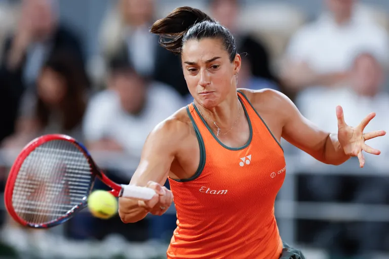 การตลาดของการแข่งขัน Roland Garros การแข่งขัน Roland Garros หรือ French Open ถือเป็นหนึ่งในรายการแข่งขันเทนนิสที่มีชื่อเสียงที่สุดในโลก และเป็นหนึ่งในสี่รายการ Grand Slam ที่มีผู้ชมจำนวนมหาศาลจากทั่วโลก ความสำเร็จของการแข่งขันนี้ไม่ได้เกิดจากการแข่งขันกีฬาเพียงอย่างเดียว แต่ยังมาจาก กลยุทธ์การตลาดที่แข็งแกร่งและมีการวางแผนอย่างเป็นระบบ การตลาดของ Roland Garros ครอบคลุมหลายด้าน ตั้งแต่การสร้างแบรนด์ การดึงดูดสปอนเซอร์ การใช้สื่อดิจิทัล ไปจนถึงการสร้างประสบการณ์ให้กับแฟนกีฬา ปัจจุบันแฟนกีฬาเทนนิสสามารถติดตามการแข่งขัน วิเคราะห์แมตช์ และดูสถิติของนักกีฬาได้ผ่านแพลตฟอร์มกีฬาออนไลน์ เช่น Ufabet999 ซึ่งรวบรวมข้อมูลการแข่งขันเทนนิสระดับโลกไว้อย่างครบถ้วน บทความนี้จะพาคุณไปสำรวจว่า Roland Garros ใช้กลยุทธ์การตลาดอย่างไรจนกลายเป็นหนึ่งในอีเวนต์กีฬาที่ยิ่งใหญ่ที่สุดของโลก การสร้างแบรนด์ระดับโลก Roland Garros มีการสร้างแบรนด์ที่แข็งแกร่งมานานหลายทศวรรษ องค์ประกอบสำคัญของแบรนด์ ได้แก่ สนามดินสีแดงอันเป็นเอกลักษณ์ ประวัติศาสตร์ที่ยาวนานของการแข่งขัน ภาพลักษณ์ของการแข่งขันที่มีความคลาสสิก การสร้างแบรนด์ที่ชัดเจนทำให้ Roland Garros แตกต่างจากการแข่งขัน Grand Slam อื่น ๆ การใช้สื่อดิจิทัล ในยุคดิจิทัล Roland Garros ได้ใช้สื่อออนไลน์เพื่อเข้าถึงแฟนกีฬาในทั่วโลก ช่องทางดิจิทัลที่ใช้ในการโปรโมตการแข่งขัน ได้แก่ เว็บไซต์ทางการของการแข่งขัน โซเชียลมีเดีย การถ่ายทอดสดออนไลน์ การใช้สื่อดิจิทัลช่วยเพิ่มจำนวนผู้ชมและสร้างการมีส่วนร่วมของแฟนกีฬา การถ่ายทอดสดทั่วโลก Roland Garros มีการถ่ายทอดสดไปยังหลายร้อยประเทศทั่วโลก ลิขสิทธิ์การถ่ายทอดสดถือเป็นหนึ่งในแหล่งรายได้สำคัญของการแข่งขัน การถ่ายทอดสดช่วยให้แฟนกีฬาในทุกภูมิภาคสามารถติดตามการแข่งขันได้ การดึงดูดสปอนเซอร์ การแข่งขัน Roland Garros มีสปอนเซอร์ระดับโลกจำนวนมาก สปอนเซอร์เหล่านี้ช่วยสนับสนุน เงินรางวัลของการแข่งขัน การพัฒนาสนามกีฬา การจัดกิจกรรมการตลาด บริษัทต่าง ๆ มองว่าการสนับสนุน Roland Garros ช่วยเพิ่มภาพลักษณ์ของแบรนด์ การตลาดผ่านนักกีฬา นักเทนนิสระดับโลกถือเป็นส่วนสำคัญของการตลาดการแข่งขัน การแข่งขัน Roland Garros มักโปรโมตการแข่งขันผ่านนักเทนนิสชื่อดัง เช่น แชมป์เก่า ดาวรุ่งของวงการ นักกีฬาที่มีชื่อเสียงระดับโลก การใช้ภาพลักษณ์ของนักกีฬาในการตลาดช่วยดึงดูดแฟนกีฬา การสร้างประสบการณ์ให้แฟนกีฬา Roland Garros ให้ความสำคัญกับประสบการณ์ของแฟนกีฬาอย่างมาก กิจกรรมในสนามแข่งขัน ได้แก่ โซนกิจกรรมสำหรับแฟนกีฬา ร้านค้าและสินค้าเกี่ยวกับการแข่งขัน ร้านอาหารและพื้นที่พักผ่อน ประสบการณ์เหล่านี้ช่วยให้การแข่งขันกลายเป็นอีเวนต์ที่น่าจดจำ การใช้สินค้าที่ระลึก สินค้าที่ระลึกเป็นส่วนหนึ่งของกลยุทธ์การตลาดของ Roland Garros สินค้าเหล่านี้รวมถึง เสื้อผ้า หมวก อุปกรณ์กีฬา การขายสินค้าที่ระลึกช่วยสร้างรายได้เพิ่มเติมให้กับการแข่งขัน การตลาดผ่านการท่องเที่ยวกีฬา การแข่งขัน Roland Garros ยังเป็นหนึ่งในอีเวนต์สำคัญของการท่องเที่ยวกีฬา แฟนกีฬาเทนนิสจากทั่วโลกเดินทางมายังกรุงปารีสเพื่อชมการแข่งขัน การท่องเที่ยวกีฬาเหล่านี้ช่วยกระตุ้นเศรษฐกิจของเมืองและประเทศ การใช้เทคโนโลยีในการตลาด Roland Garros ใช้เทคโนโลยีเพื่อเพิ่มประสบการณ์ของแฟนกีฬา เช่น แอปพลิเคชันติดตามการแข่งขัน การวิเคราะห์ข้อมูลแมตช์ การสตรีมการแข่งขันแบบออนไลน์ เทคโนโลยีช่วยให้แฟนกีฬาสามารถเข้าถึงการแข่งขันได้ง่ายขึ้น การติดตามการแข่งขันในยุคดิจิทัล แฟนกีฬาเทนนิสสามารถติดตามการแข่งขัน Roland Garros วิเคราะห์ฟอร์มการเล่น และดูสถิติของนักกีฬาได้ผ่านเว็บไซต์กีฬา เช่น Ufabet999 บทสรุป การตลาดของการแข่งขัน Roland Garros เป็นหนึ่งในปัจจัยสำคัญที่ทำให้รายการนี้ประสบความสำเร็จในระดับโลก กลยุทธ์การตลาดที่สำคัญ ได้แก่ การสร้างแบรนด์ที่แข็งแกร่ง การใช้สื่อดิจิทัล การดึงดูดสปอนเซอร์ ด้วยการวางแผนการตลาดอย่างมีประสิทธิภาพ Roland Garros จึงยังคงเป็นหนึ่งในอีเวนต์กีฬาที่มีชื่อเสียงและได้รับความนิยมมากที่สุดในโลก และยังคงมีบทบาทสำคัญต่อวงการเทนนิสระดับนานาชาติ